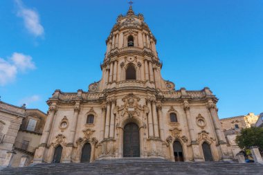 Güneşli bir günde San Giorgio 'nun güzel Sicilya barok kilisesi Duomo' nun yüzü, Modica, Sicilya, İtalya