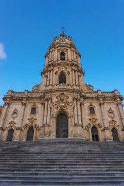 Güneşli bir günde San Giorgio 'nun güzel Sicilya barok kilisesi Duomo' nun yüzü, Modica, Sicilya, İtalya