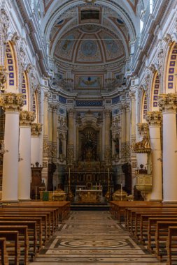Modica, Sicilya, İtalya 'daki San Pietro Kilisesi' nin güzel barok iç mimarisi.