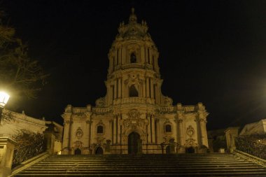 Gece vakti San Giorgio, Modica, Sicilya, İtalya 'daki güzel Sicilya barok kilisesi Duomo' nun aydınlanmış yüzü.
