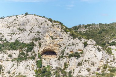 Tarih öncesi mezarlık mağarası Oryantal Doğa Rezervi Cavagrande del Cassibile, Syracuse, Sicilya, İtalya kanyonunda kaya oluşumuna oyulmuş.