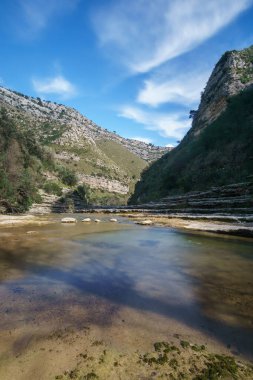 Oriented Nature Reserve Cavagrande del Cassibile, Syracuse, Sicilya, İtalya 'da nehir havuzları olan güzel bir kanyon.