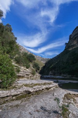 Oriented Nature Reserve Cavagrande del Cassibile, Syracuse, Sicilya, İtalya 'da nehir havuzları olan güzel bir kanyon.