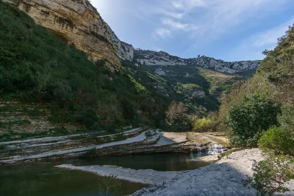 Oriented Nature Reserve Cavagrande del Cassibile, Syracuse, Sicilya, İtalya 'da nehir havuzları olan güzel bir kanyon.