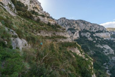 Oryantal Doğa Koruma Alanı Cavagrande del Cassibile, Syracuse, Sicilya, İtalya 'nın güzel kanyonunda yürüyüş.