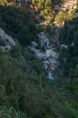 Oriented Nature Reserve Cavagrande del Cassibile, Syracuse, Sicilya, İtalya 'da nehir havuzları olan güzel bir kanyon.