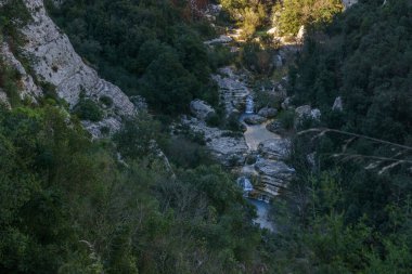 Oriented Nature Reserve Cavagrande del Cassibile, Syracuse, Sicilya, İtalya 'da nehir havuzları olan güzel bir kanyon.