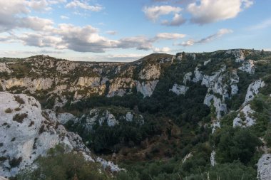 Oriented Nature Reserve Cavagrande del Cassibile 'deki güzel kanyon gün batımının altın saatinde, Syracuse, Sicilya, İtalya