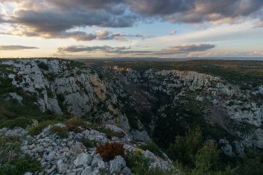 Oriented Nature Reserve Cavagrande del Cassibile 'deki güzel kanyon gün batımının altın saatinde, Syracuse, Sicilya, İtalya