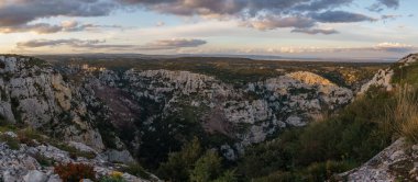 Oriented Nature Reserve Cavagrande del Cassibile 'deki güzel kanyon gün batımının altın saatinde, Syracuse, Sicilya, İtalya