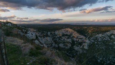 Oriented Nature Reserve Cavagrande del Cassibile 'deki güzel kanyon gün batımının altın saatinde, Syracuse, Sicilya, İtalya