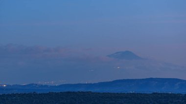 Etna Yanardağı 'nın uzak manzarası Oriented Nature Reserve Cavagrande del Cassibile' den sabah şafağında bulutla kaplı, Syracuse, Sicilya, İtalya