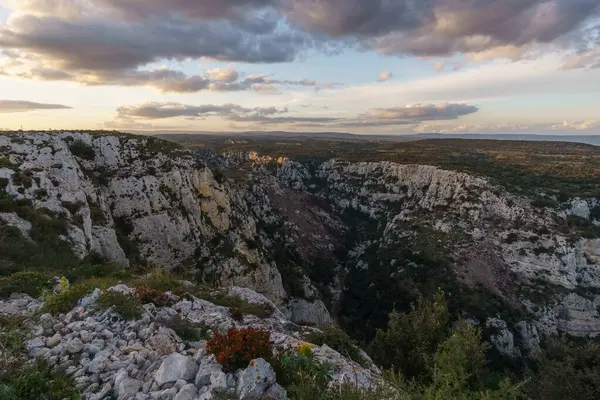 Oriented Nature Reserve Cavagrande del Cassibile 'deki güzel kanyon gün batımının altın saatinde, Syracuse, Sicilya, İtalya