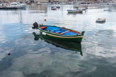Siraküza Limanı, Sicilya, İtalya 'nın sakin sularında küçük renkli balıkçı teknesi