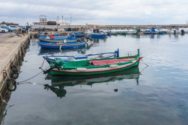 Siraküza Limanı, Sicilya, İtalya 'nın sakin sularında küçük renkli balıkçı teknesi