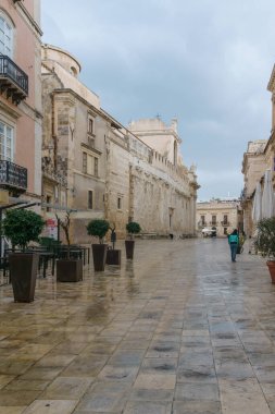 Islak cadde, Syracuse, Sicilya, İtalya ile yağmurlu bir günde şehir merkezindeki Syracuse Katedrali 'nin manzarası