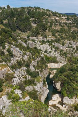 Pantalica, Siracusa, Sicilya, İtalya 'daki Anapo Vadisi' nin kanyonuna bir göz atın.