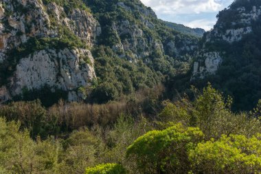 Doğa koruma alanı Pantalica, Siracusa, Sicilya, İtalya 'daki Anapo Vadisi' nin kayalık kanyonuna bakın.