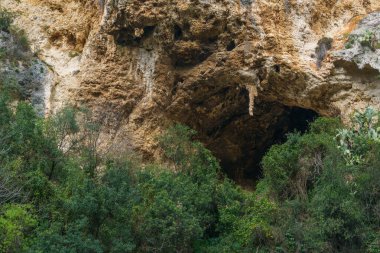 Doğa koruma alanı Pantalica, Siracusa, Sicilya, İtalya 'daki Anapo Vadisi' ndeki doğal mağarada.