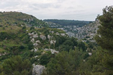 Pantalica, Siracusa, Sicilya, İtalya 'daki Anapo Vadisi' nin kayalık kanyonuna bakın.