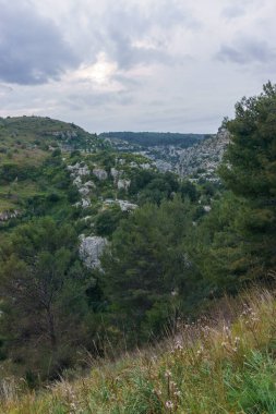 Pantalica, Siracusa, Sicilya, İtalya 'daki Anapo Vadisi' nin kayalık kanyonuna bakın.