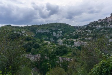 Pantalica Mezarlığı 'nın manzarası. Pantalica, Siracusa, Sicilya, İtalya' da tarih öncesi bir mezarlık.