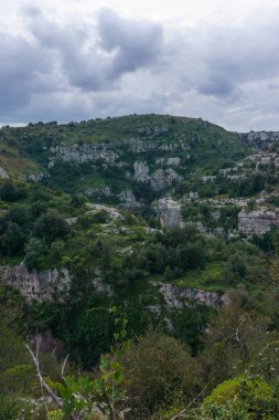 Pantalica Mezarlığı 'nın manzarası. Pantalica, Siracusa, Sicilya, İtalya' da tarih öncesi bir mezarlık.