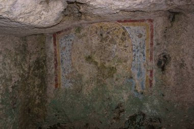 Taş kesimindeki antik Hıristiyan Kilisesi Chiesa del Crocifisso 'daki eski sanat eserleri doğada nekropolis yakınlarındaki Pantalica, Siracusa, Sicilya, İtalya