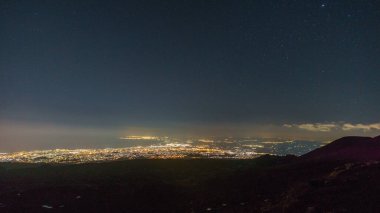 Yıldızlı bir gecede Etna 'dan Catania' ya uzanan yanardağ manzarası ile aydınlanan şehir, Catania, Sicilya, İtalya