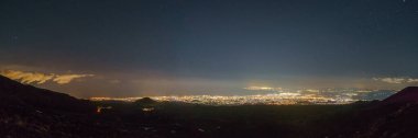 Yıldızlı bir gecede Etna 'dan aydınlanan Catania' nın panoramik manzarası. Volkanik manzaralı kış zamanı, Catania, Sicilya, İtalya