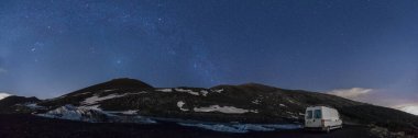 Etna Dağı 'nın volkanik manzarası. Gece karanlığında karavanıyla Samanyolu, Catania, Sicilya, İtalya.