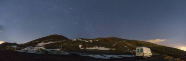 Etna Dağı 'nın volkanik manzarası. Gece karanlığında karavanıyla Samanyolu, Catania, Sicilya, İtalya.