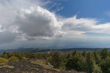 Volkanik Etna Dağı manzarası kara lav ve ormanla bulutlu bir kış gününde, Catania, Sicilya, İtalya