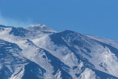 Karla kaplı Etna Dağı 'nın güzel manzarası güneş ışığıyla parıldayan gümüş, Catania, Sicilya, İtalya gibi görünüyor.