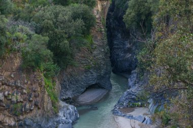 Etna yanardağı, Motta Camastra, Sicilya, İtalya yakınlarındaki bazalt sütunlar tarafından oluşturulan Gole dell Alcantara geçidi