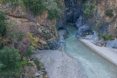 Etna yanardağı, Motta Camastra, Sicilya, İtalya yakınlarındaki bazalt sütunlar tarafından oluşturulan Gole dell Alcantara geçidi