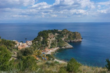 Güneşli bir günde Akdeniz kıyısında, Sicilya, İtalya 'da, açık turkuaz suyla Taormina' daki sahil şeridine bakın.