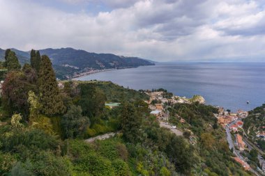 Güneşli bir günde, İtalya 'nın Sicilya kentinde, Akdeniz' de, Taormina kıyı şeridine temiz turkuaz suyla bakın.