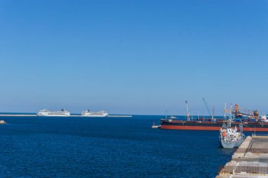 Brindisi limanındaki kargo terminalinde ayrılmayı bekleyen konteyner gemileri, Brindisi, Puglia, İtalya