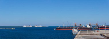 Brindisi limanındaki kargo terminalinin panoramik görüntüsü, ayrılmayı bekleyen konteyner gemileri, Brindisi, Puglia, İtalya