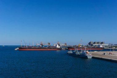 Brindisi limanındaki kargo terminalinde ayrılmayı bekleyen konteyner gemileri, Brindisi, Puglia, İtalya