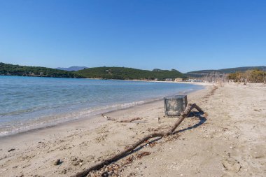 Ammoudia Beach, Ammoudia, Epirus, Yunanistan 'daki eski bir analog televizyon yüzünden çevre kirliliği