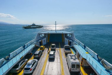 Güvertede Corinth Gulf Boğazı, Patras, Moreloponnese, Yunanistan 'dan geçen feribot vapurunda.