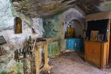 Neda, Phigalia, Moreloponnese, Yunanistan 'ın görkemli yerindeki kayanın içine inşa edilen eski Panagia kilisesinin içinde.