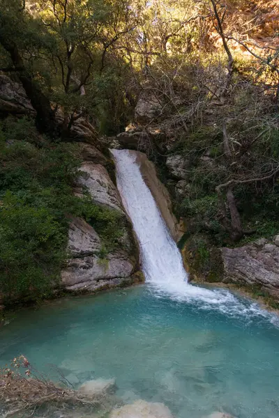 Kırsal kesimde, Phigalia, Moreloponese, Yunanistan 'da torkuaz suyu ile Neda' nın güzel doğal şelalesi