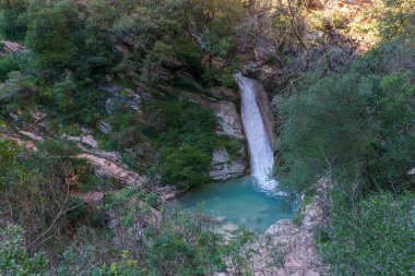 Kırsal kesimde, Phigalia, Moreloponese, Yunanistan 'da torkuaz suyu ile Neda' nın güzel doğal şelalesi