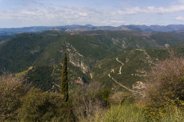 Güneşli bir bahar gününde nehir vadisi olan Yunanistan kırsalının güzel manzarası, Phigalia, Moreloponnese, Yunanistan