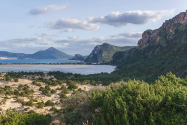 Güneşli bir bahar gününde Gialova Gölü 'nün Idyllic manzarası, Messinia, Moreloponnese, Yunanistan