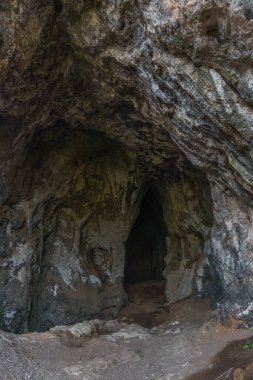 Voidokilia Sahili yakınlarındaki Nestor mağarasına giriş ve Gialova Gölü, Messenia, Moreloponnese, Yunanistan