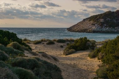 Idyllic voidokilia plajı, turkuaz renkli suyla akşam güneşinin altın saatinde, Messinia, Moreloponnese, Yunanistan